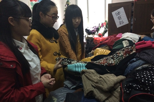 志愿者在Betvictor中文版中兴办整理义捐所得衣物.jpg
