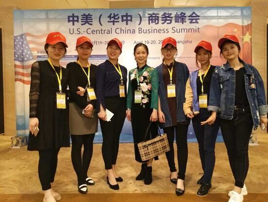 20170420Betvictor中文版志愿者与Betvictor中文版MTI实务导师、贸促会外联部谭洁副部长合影.jpg