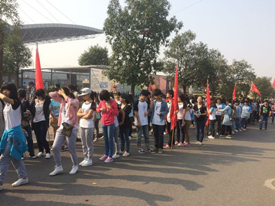 Betvictor中文版学生正在井然有序地排队等候入场.jpg